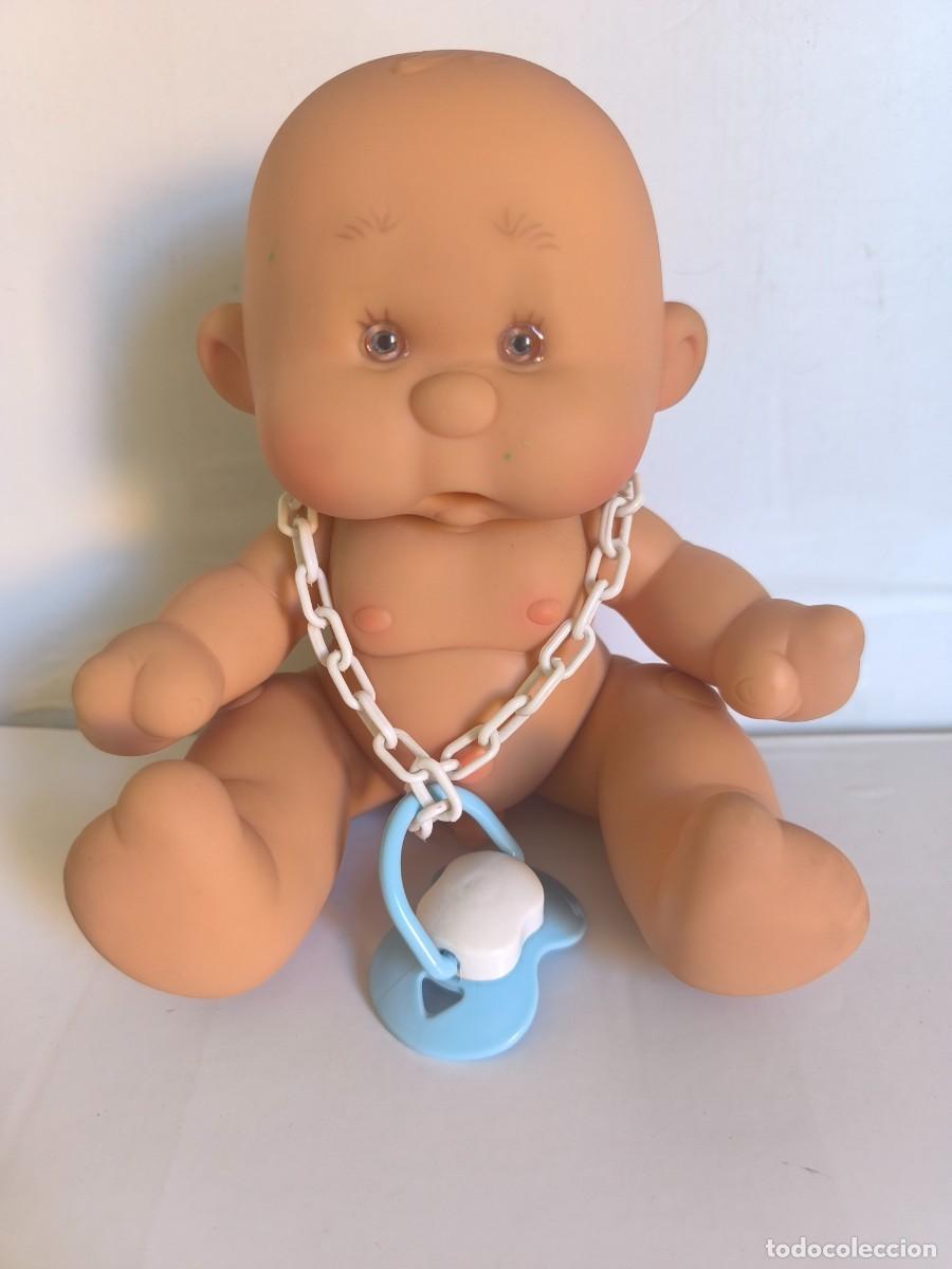 Bonecas Espanholas Modernas: Mu&ntilde;eco beb&eacute; Gadir artesanal vintage con chupete y cadena