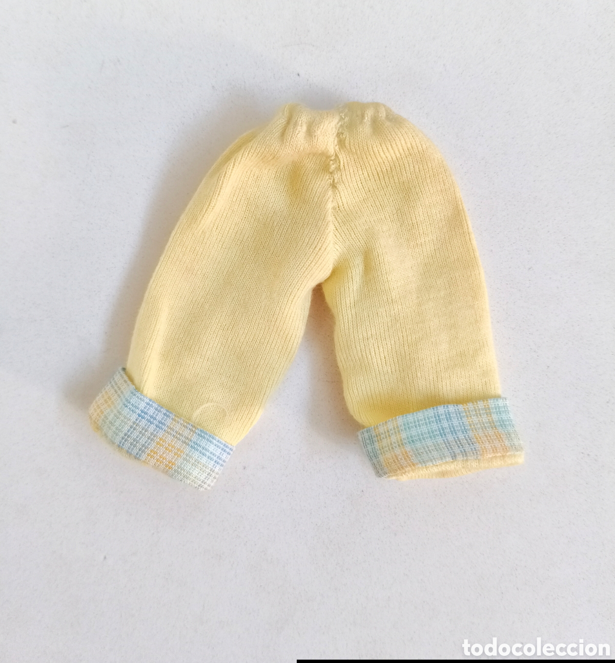Mu&ntilde;ecas espa&ntilde;olas modernas: Chabel conjunto bicicleta pantal&oacute;n amarillo con dobladillo a cuadros azules Feber