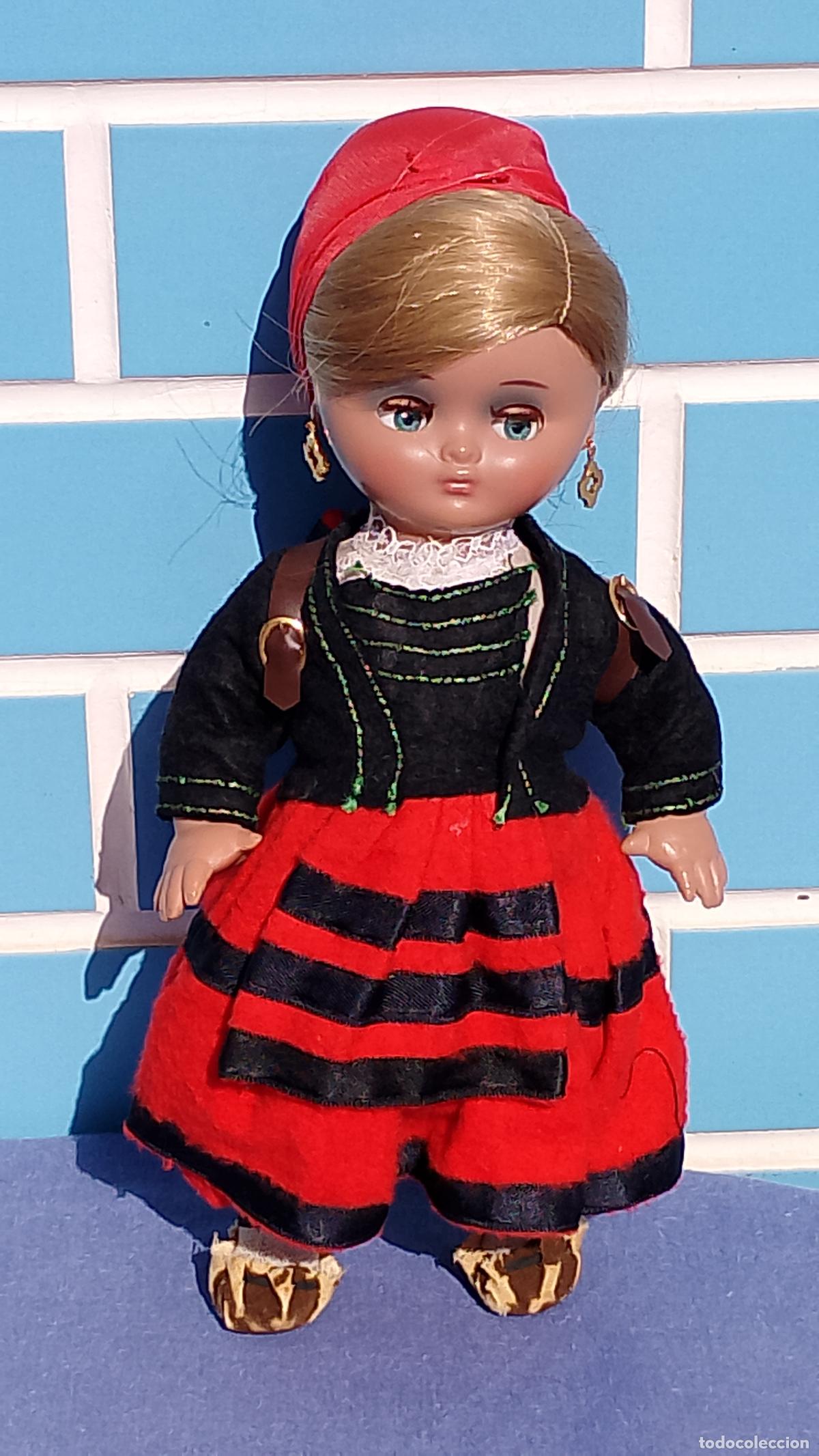 Moderne spanische Puppen: Antigua mu&ntilde;eca Linda Pirula con traje regional de Cantabria pasiego, con cu&eacute;vano, de Mu&ntilde;ecas Alba