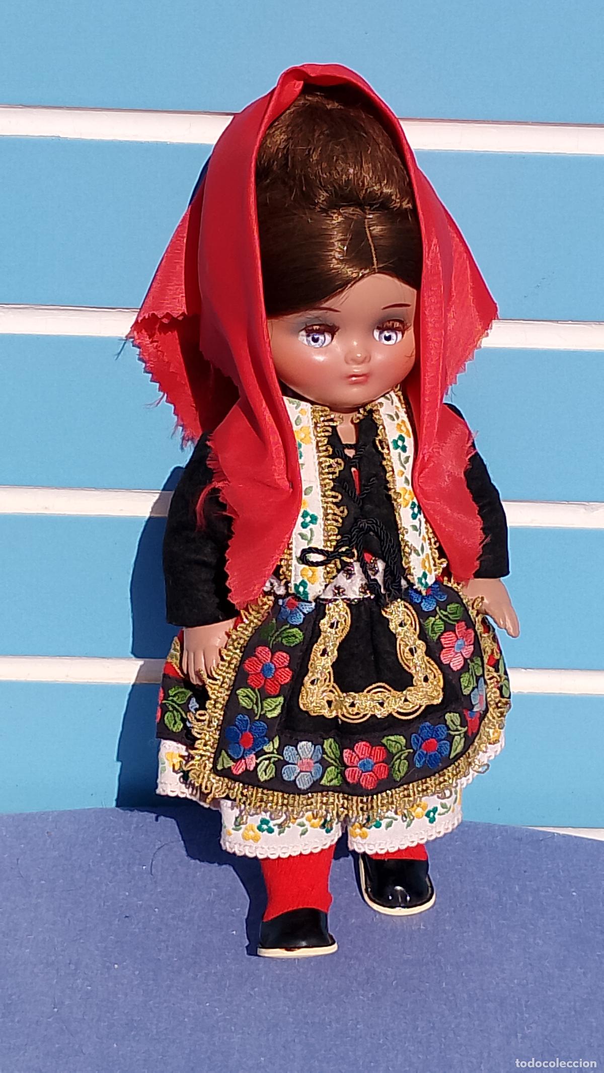 Moderne spanische Puppen: Antigua mu&ntilde;eca Linda Pirula de Mu&ntilde;ecas Alba con traje regional de lagarterana