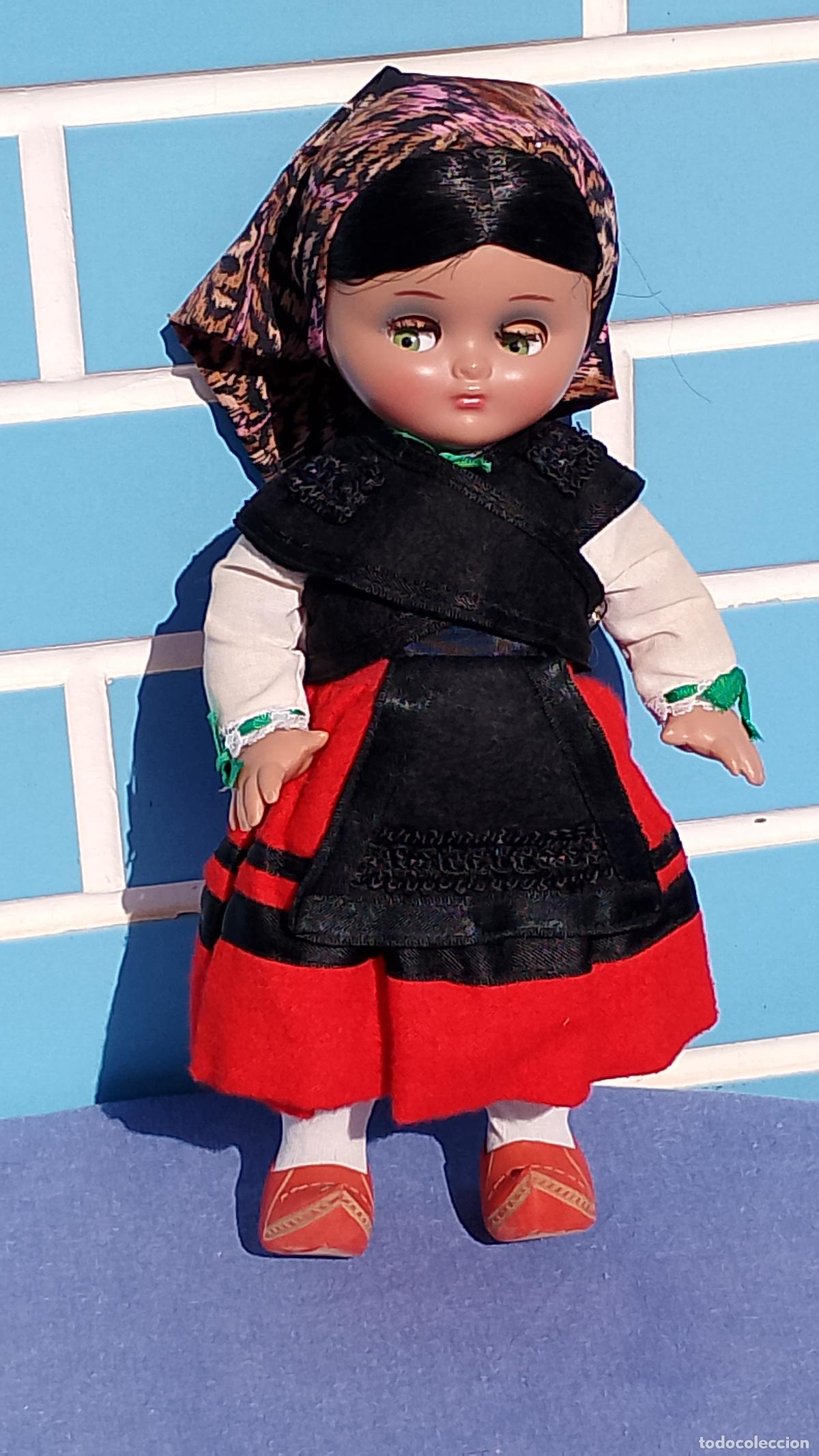 Moderne spanische Puppen: Antigua mu&ntilde;eca Linda Pirula de Mu&ntilde;ecas Alba con traje regional de Cantabria