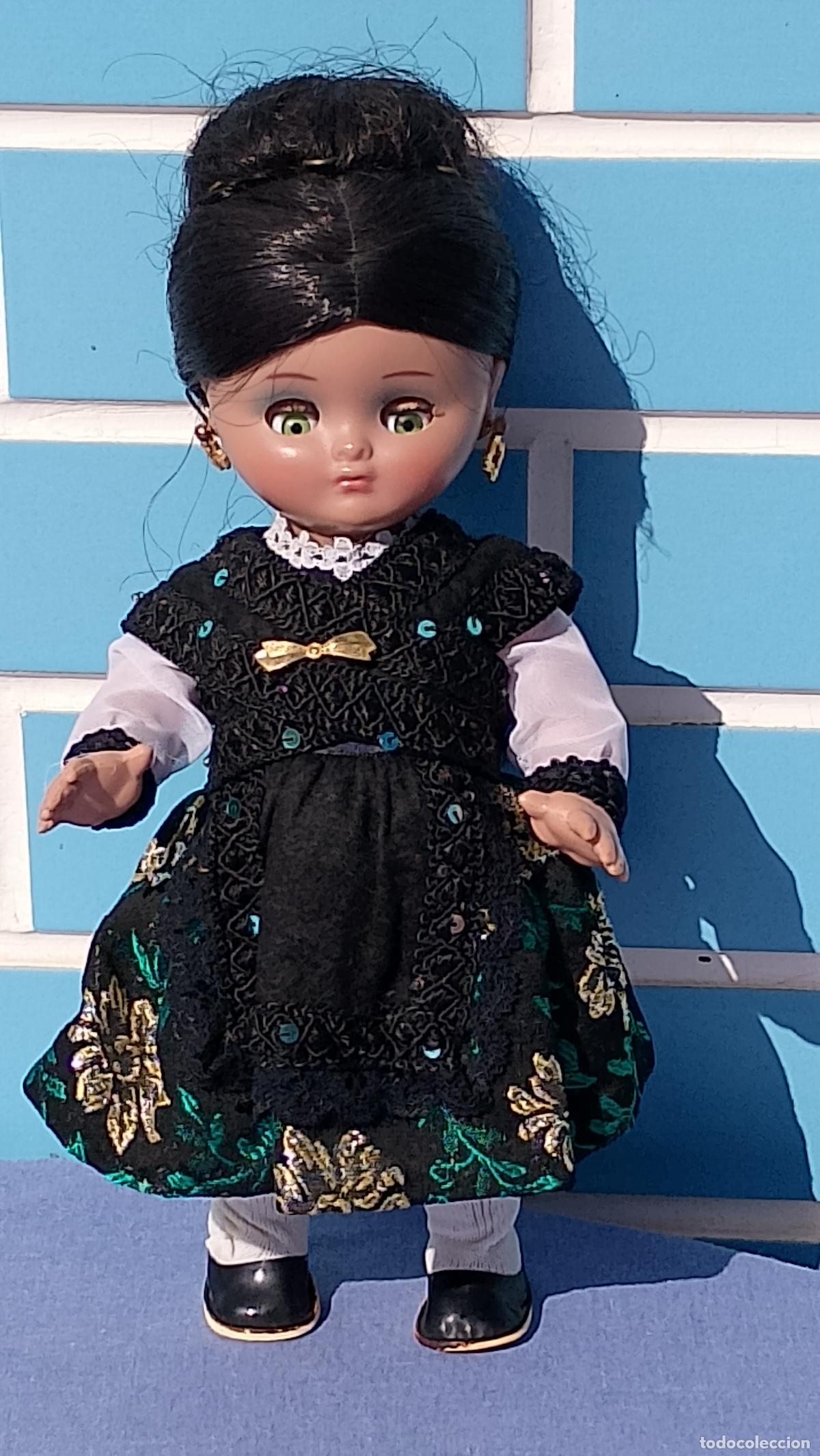 Moderne spanische Puppen: Antigua mu&ntilde;eca Linda Pirula de Mu&ntilde;ecas Alba con traje regional