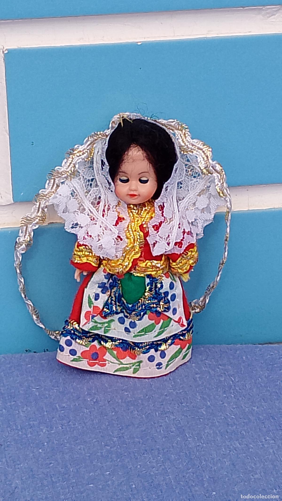 Mu&ntilde;ecas espa&ntilde;olas modernas: Antigua mu&ntilde;eca regional con traje sardo de Cerde&ntilde;a de celuloide, miniatura articulada