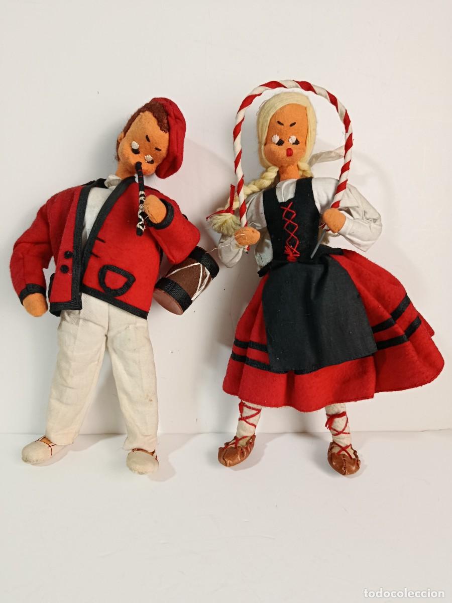 Mu&ntilde;ecas espa&ntilde;olas modernas: DOS MU&Ntilde;ECOS ANTIGUOS VASCOS DE FIELTRO. 29 cm