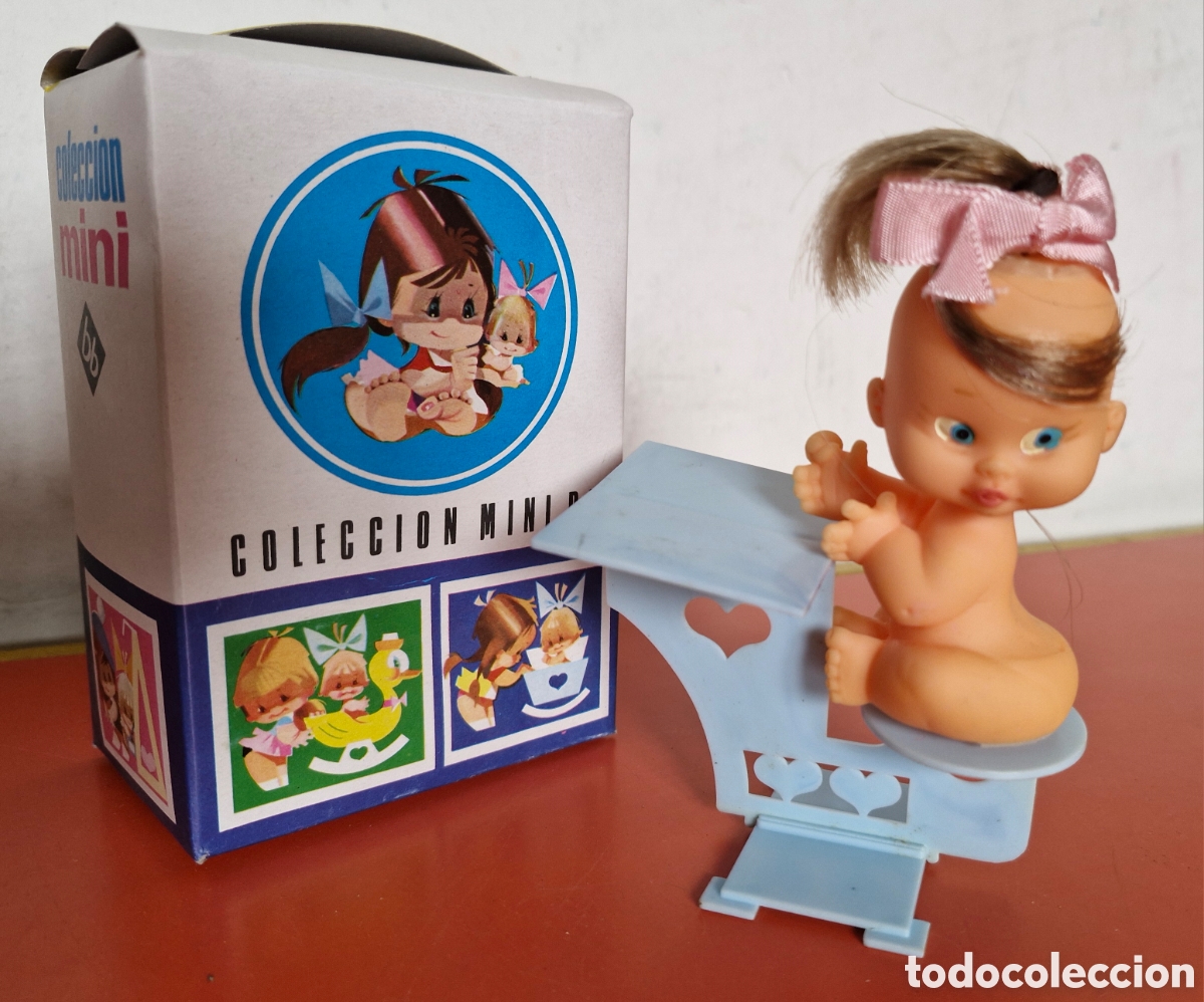 Mu&ntilde;ecas espa&ntilde;olas modernas: MU&Ntilde;ECA CON PUPITRE AZUL.COLECCI&Oacute;N MINI BB 70'S.NUEVA EN CAJA.