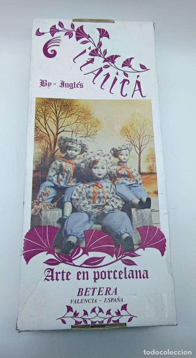 Mu&ntilde;ecas espa&ntilde;olas modernas: Mu&ntilde;eca de porcelana vintage con traje azul y encajes - Hecha en B&eacute;tera, Valencia, Espa&ntilde;a