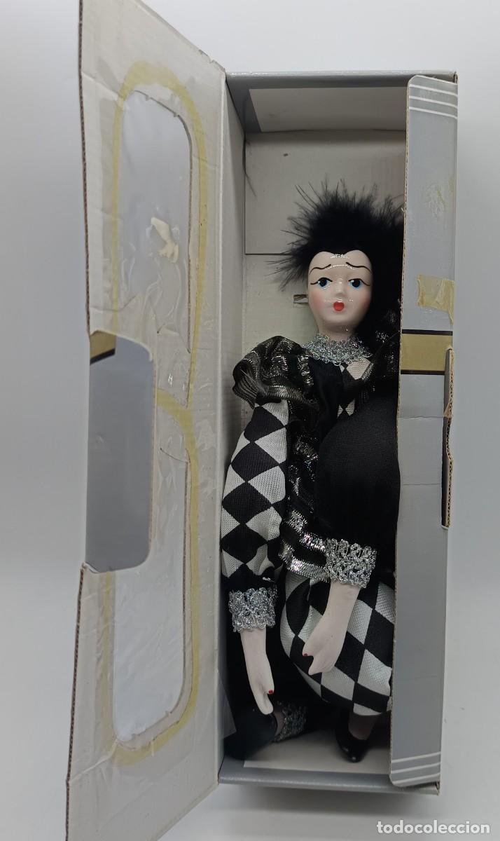 Mu&ntilde;ecas espa&ntilde;olas modernas: Mu&ntilde;eco de porcelana arlequ&iacute;n/clown con traje blanco y negro - Caja original