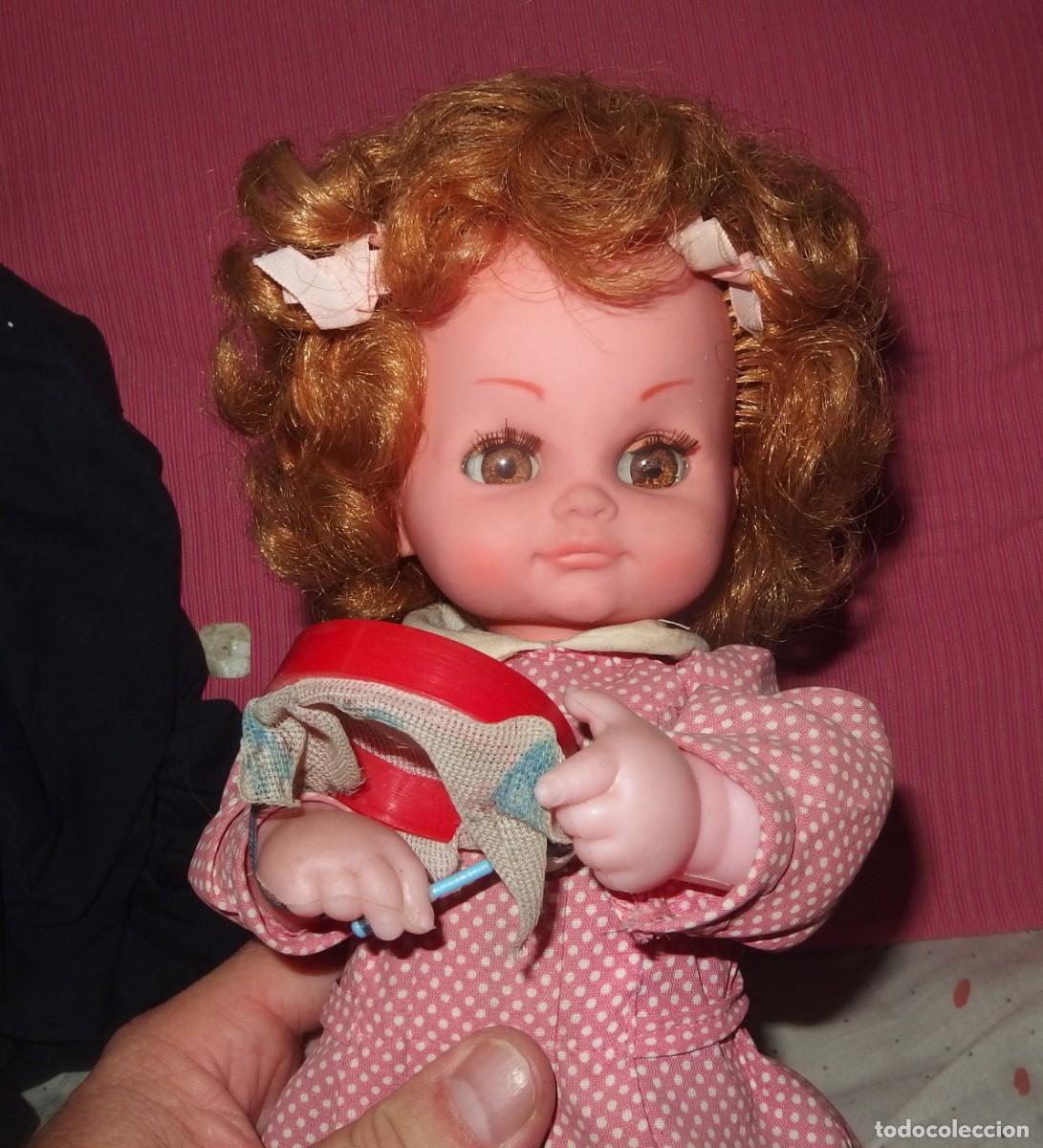 Mu&ntilde;ecas espa&ntilde;olas modernas: MU&Ntilde;ECA BORDADORA,A CUERDA,JUGUETES ESVI,A&Ntilde;OS 70,FUNCIONANDO