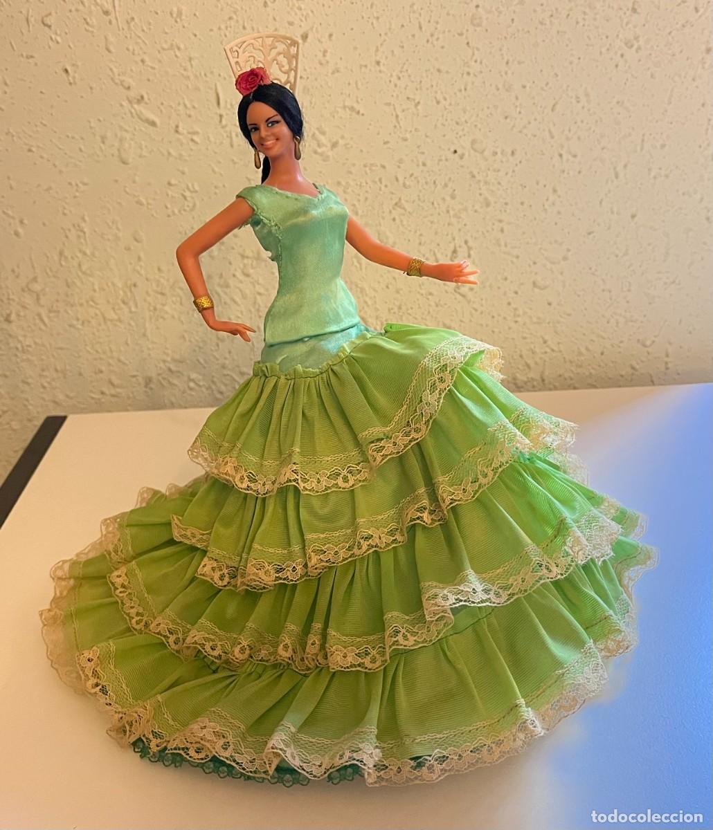 Mu&ntilde;ecas espa&ntilde;olas modernas: MU&Ntilde;ECA FLAMENCA MAR&Iacute;N SENTADA VESTIDO VERDE 29cm.