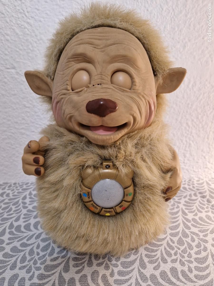 Mu&ntilde;ecas espa&ntilde;olas modernas: mu&ntilde;eco interactivo duende Yano cuenta cuentos funcionando habla movimiento Toymakers Ltd