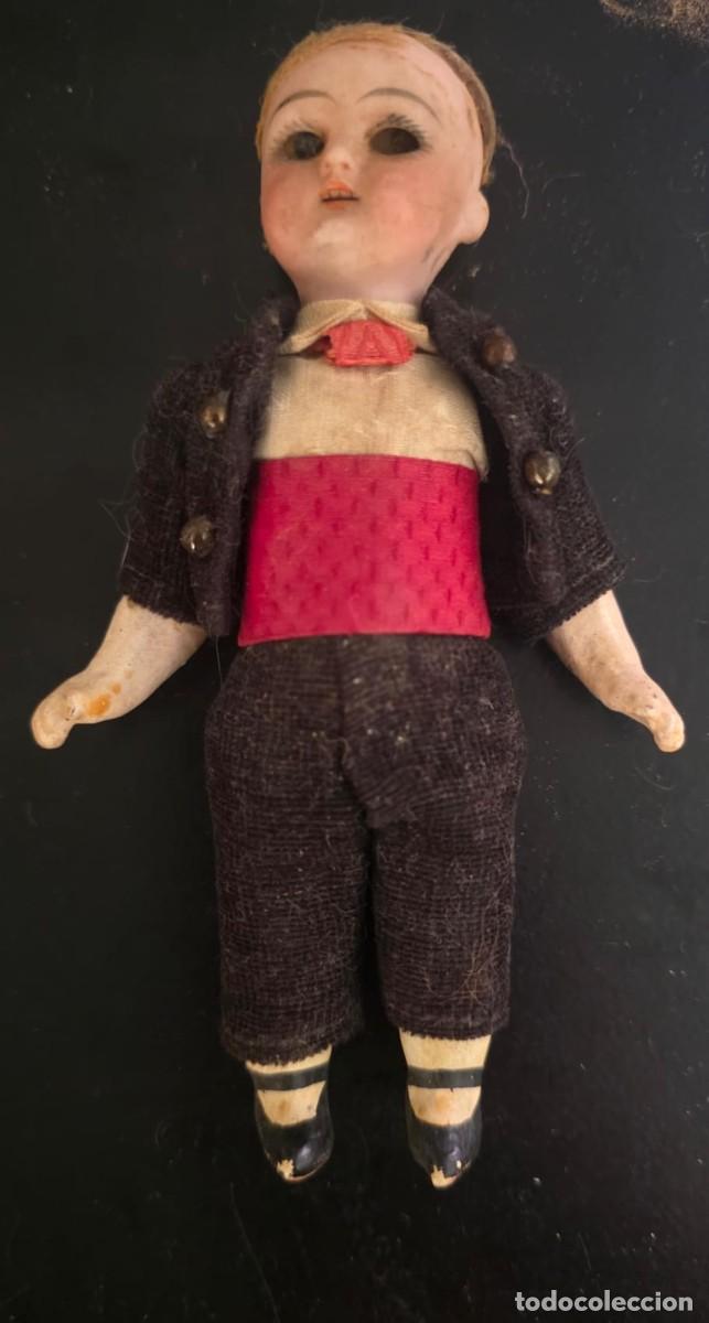 Mu&ntilde;ecas espa&ntilde;olas modernas: Mu&ntilde;eco Antiguo de Ni&ntilde;o con Cabeza de Biscuit, Ojos de Cristal y Traje de &Eacute;poca &ndash; 15 &times; 6 cm