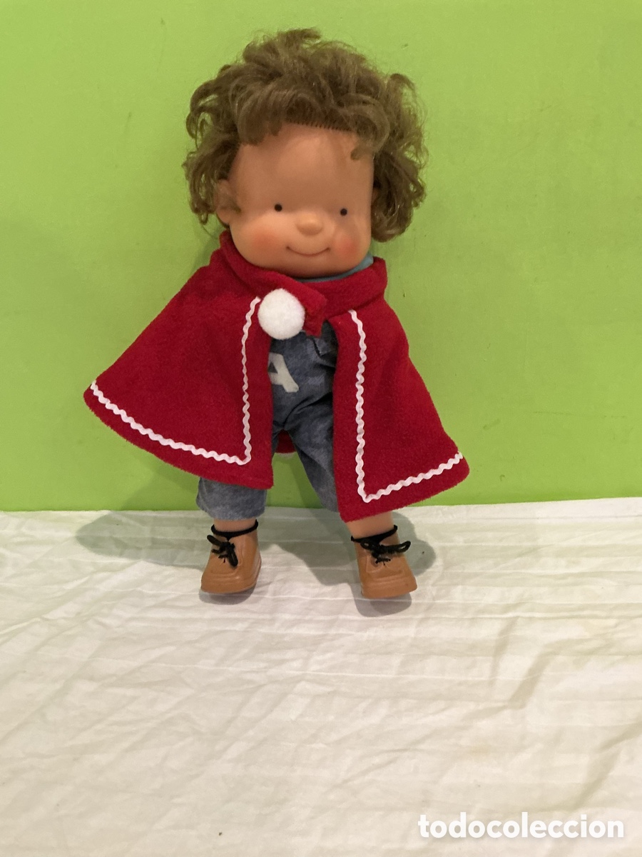 Mu&ntilde;ecas espa&ntilde;olas modernas: Mu&ntilde;eca antigua de pelo rizado con capa roja &ndash; 35 cm