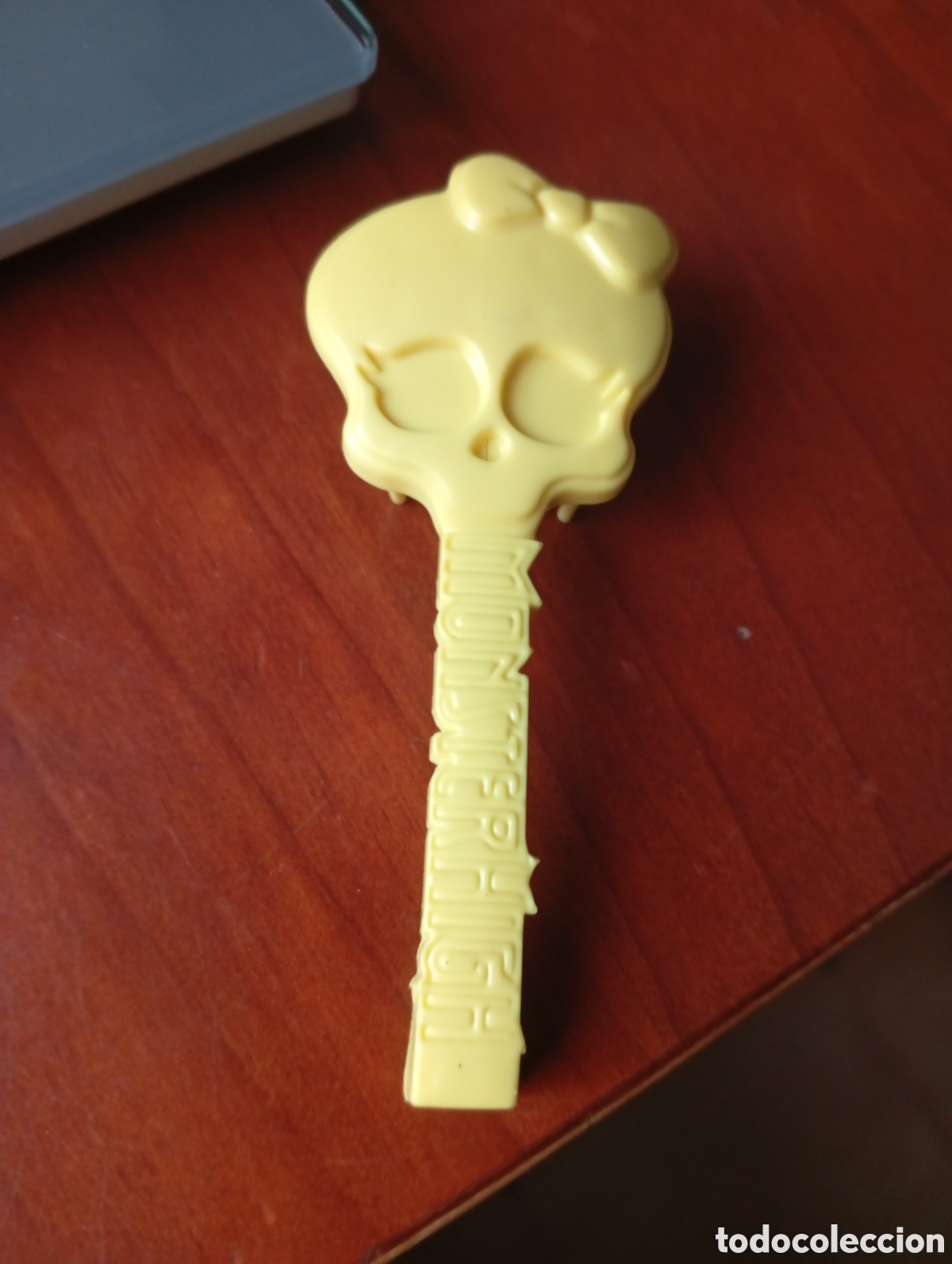 Mu&ntilde;ecas espa&ntilde;olas modernas: PEINE MU&Ntilde;ECA MONSTER HIGH AMARILLO