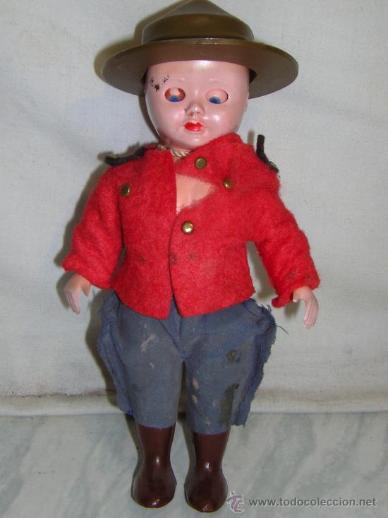 Muñecas Extranjeras: antiguo muñeco rogark policia montada canada ojos durmientes 15cm - Foto 3 - 27590794