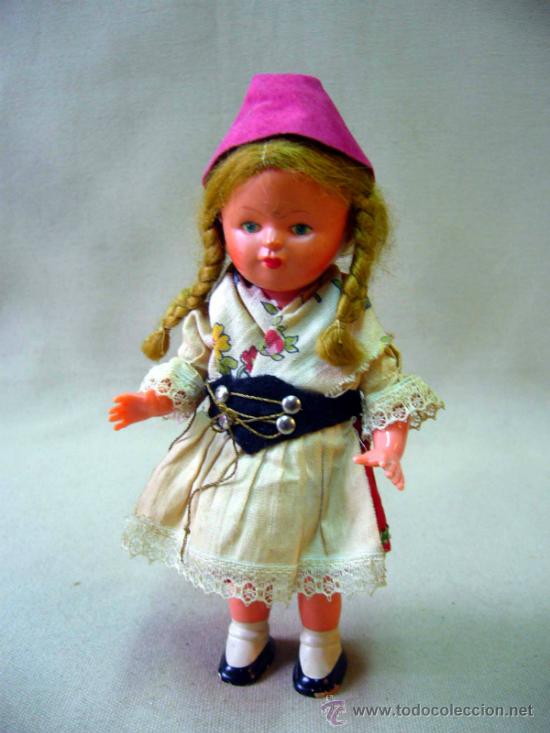 Mu&ntilde;ecas extranjeras: MU&Ntilde;ECA REGIONAL, ALEMANA, A CUERDA, DE PLASTICO, CABEZA DE CELULOIDE, 17 CM - Foto 1