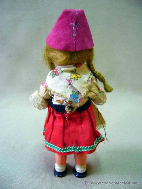 Mu&ntilde;ecas extranjeras: MU&Ntilde;ECA REGIONAL, ALEMANA, A CUERDA, DE PLASTICO, CABEZA DE CELULOIDE, 17 CM - Foto 2