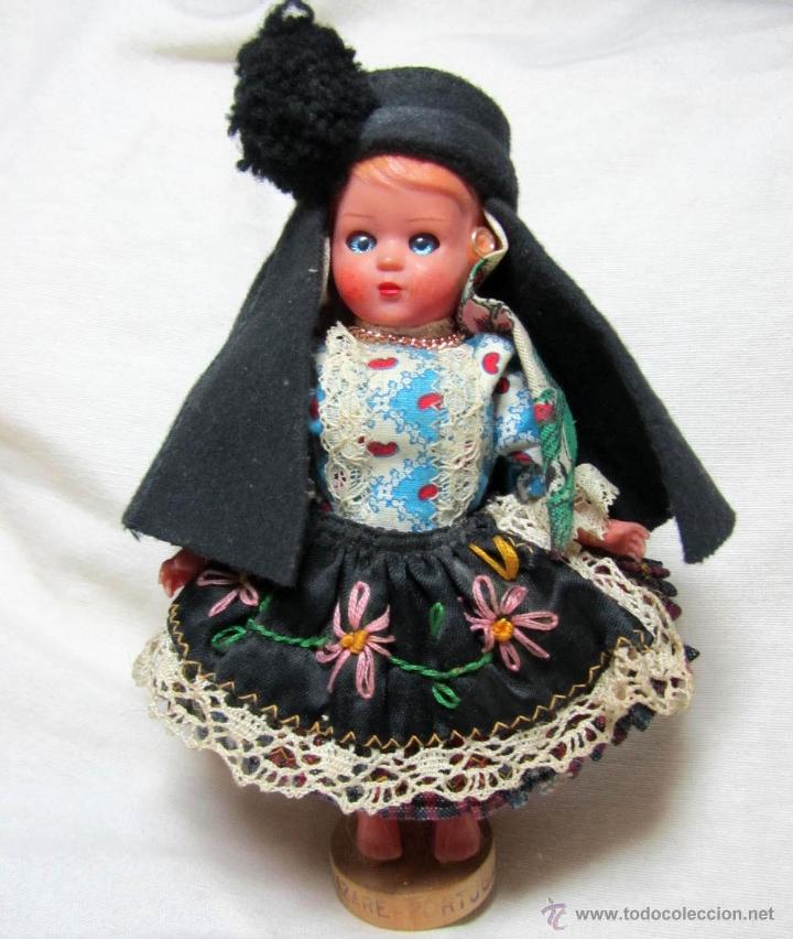 Mu&ntilde;ecas extranjeras: Mu&ntilde;eca de celuloide ojos durmientes Traje muy ornamentado - Foto 1