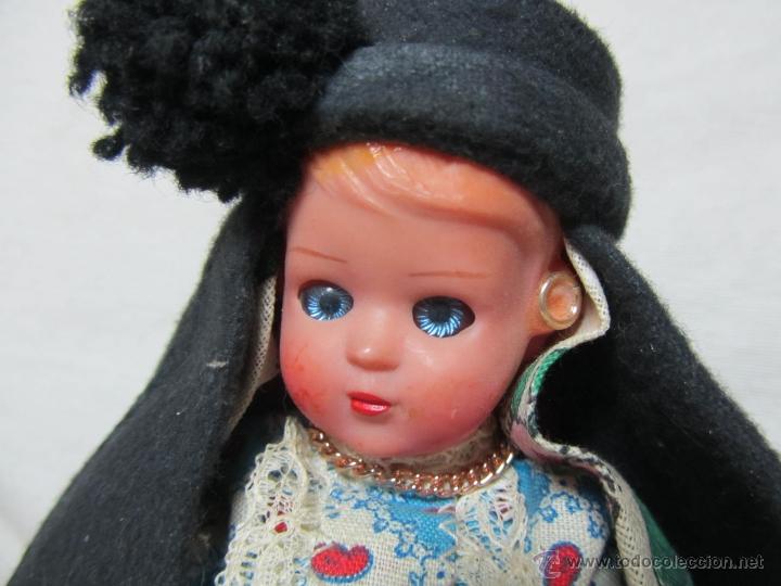 Mu&ntilde;ecas extranjeras: Mu&ntilde;eca de celuloide ojos durmientes Traje muy ornamentado - Foto 2