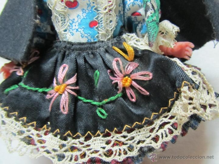 Mu&ntilde;ecas extranjeras: Mu&ntilde;eca de celuloide ojos durmientes Traje muy ornamentado - Foto 3