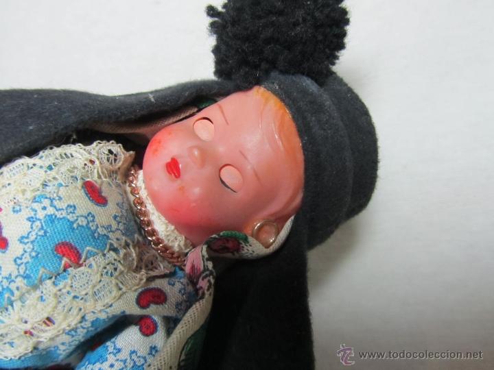 Mu&ntilde;ecas extranjeras: Mu&ntilde;eca de celuloide ojos durmientes Traje muy ornamentado - Foto 4