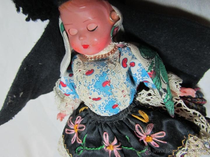 Mu&ntilde;ecas extranjeras: Mu&ntilde;eca de celuloide ojos durmientes Traje muy ornamentado - Foto 5