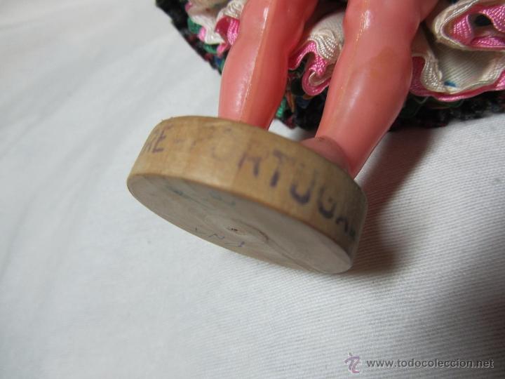 Mu&ntilde;ecas extranjeras: Mu&ntilde;eca de celuloide ojos durmientes Traje muy ornamentado - Foto 7