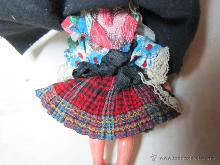 Mu&ntilde;ecas extranjeras: Mu&ntilde;eca de celuloide ojos durmientes Traje muy ornamentado - Foto 10