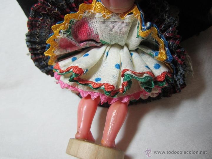 Mu&ntilde;ecas extranjeras: Mu&ntilde;eca de celuloide ojos durmientes Traje muy ornamentado - Foto 11