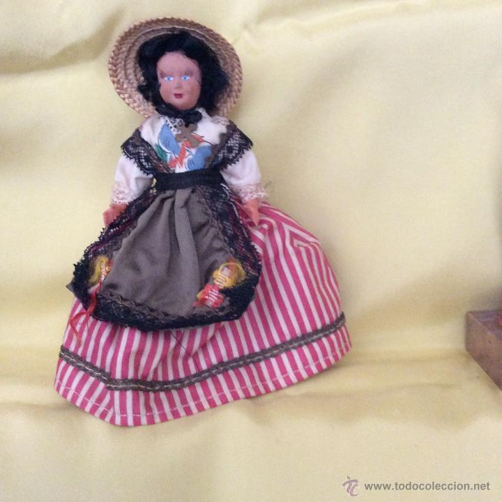 Mu&ntilde;ecas extranjeras: Antigua mu&ntilde;eca francesa con traje regional - Foto 1
