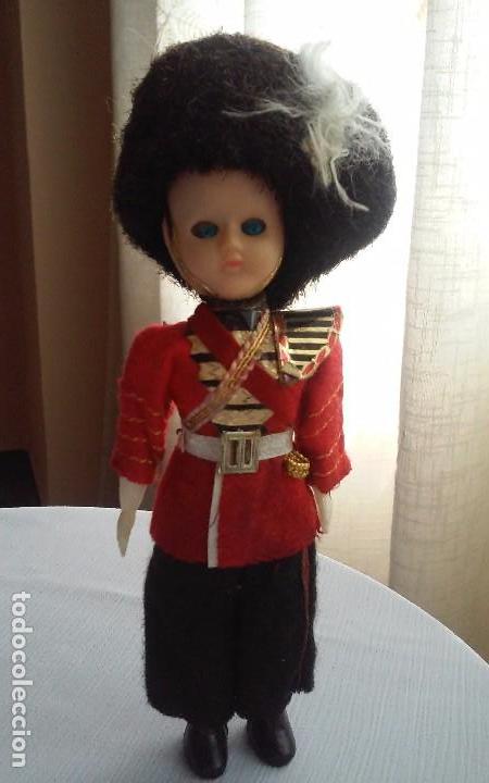 Mu&ntilde;ecas extranjeras: Mu&ntilde;eco antiguo de celuloide con uniforme de soldado - Foto 1