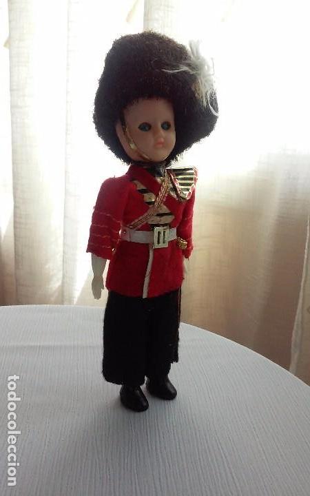 Mu&ntilde;ecas extranjeras: Mu&ntilde;eco antiguo de celuloide con uniforme de soldado - Foto 3