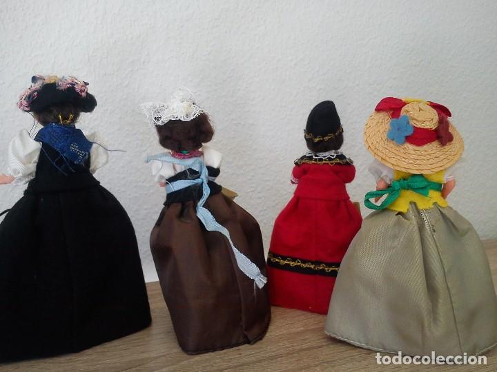Muñecas Extranjeras: Colecion de 4 Monecas Antiguas anos 50,60 ojos durmientes ropas originales del paiz - Foto 4 - 103729267