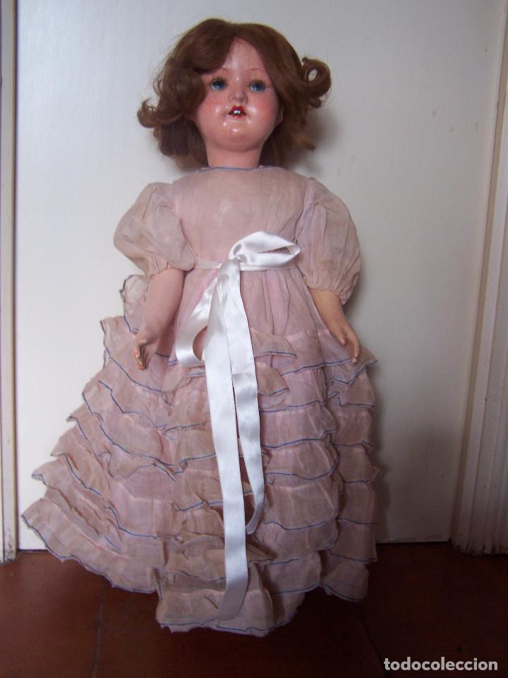 Muñecas Extranjeras: Gran muñeca andadora de cartón años 40. Marca en la nuca. D: 66cm. Cierra los ojos. Pelo Natural - Foto 1 - 116684755