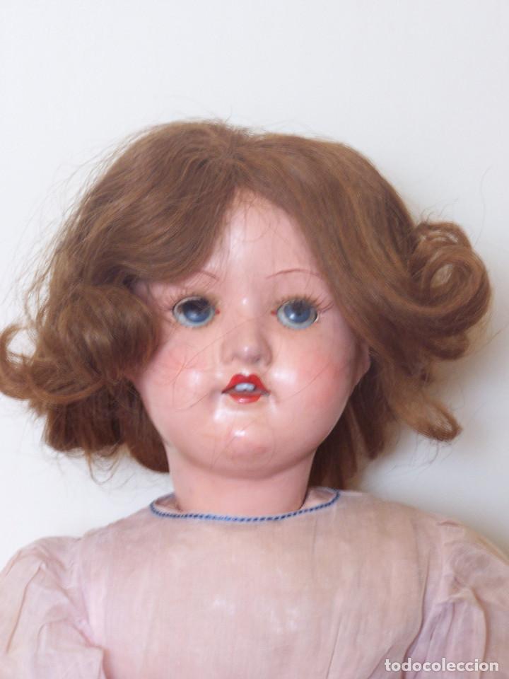 Muñecas Extranjeras: Gran muñeca andadora de cartón años 40. Marca en la nuca. D: 66cm. Cierra los ojos. Pelo Natural - Foto 2 - 116684755