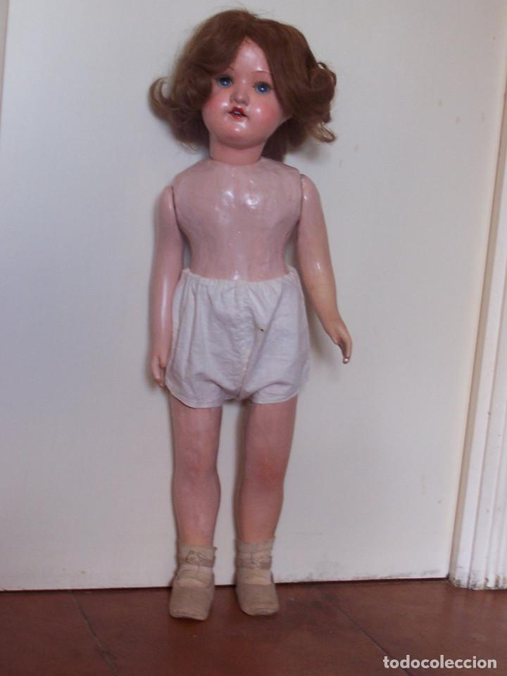 Muñecas Extranjeras: Gran muñeca andadora de cartón años 40. Marca en la nuca. D: 66cm. Cierra los ojos. Pelo Natural - Foto 3 - 116684755