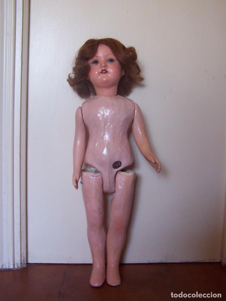 Muñecas Extranjeras: Gran muñeca andadora de cartón años 40. Marca en la nuca. D: 66cm. Cierra los ojos. Pelo Natural - Foto 4 - 116684755