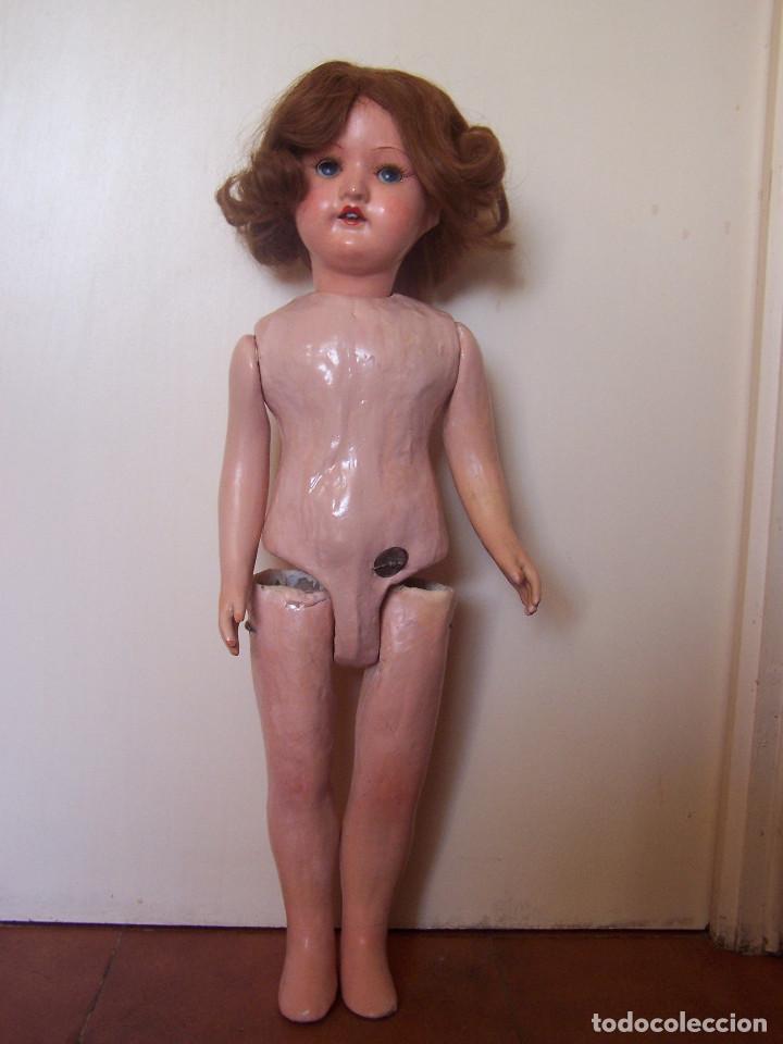 Muñecas Extranjeras: Gran muñeca andadora de cartón años 40. Marca en la nuca. D: 66cm. Cierra los ojos. Pelo Natural - Foto 5 - 116684755