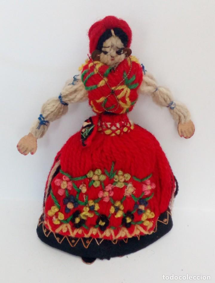 Mu&ntilde;ecas extranjeras: MU&Ntilde;ECA REALIZADA EN LANAS Y ROPA BORDADA, FINALES DEL SIGLO XIX - Foto 1