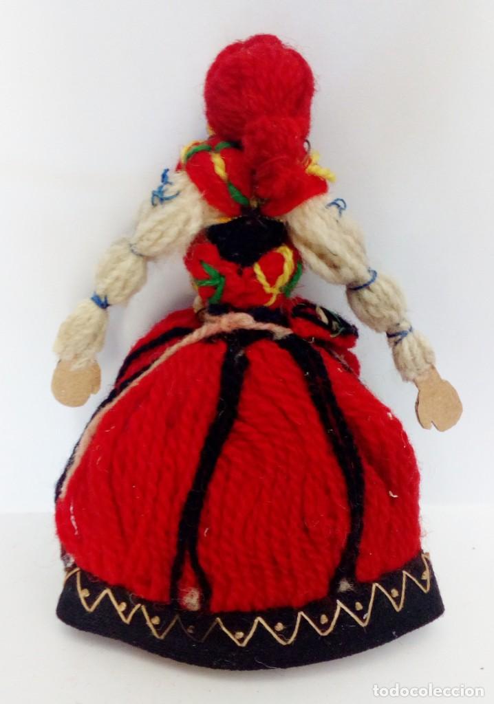 Mu&ntilde;ecas extranjeras: MU&Ntilde;ECA REALIZADA EN LANAS Y ROPA BORDADA, FINALES DEL SIGLO XIX - Foto 2