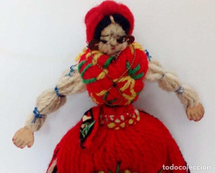 Mu&ntilde;ecas extranjeras: MU&Ntilde;ECA REALIZADA EN LANAS Y ROPA BORDADA, FINALES DEL SIGLO XIX - Foto 3
