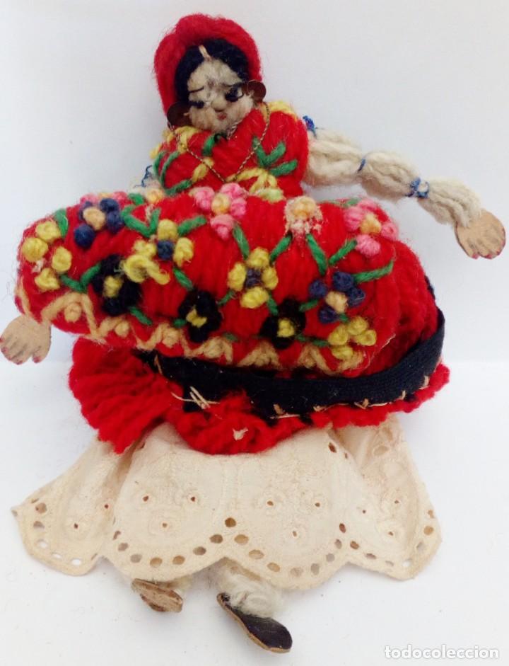 Mu&ntilde;ecas extranjeras: MU&Ntilde;ECA REALIZADA EN LANAS Y ROPA BORDADA, FINALES DEL SIGLO XIX - Foto 4