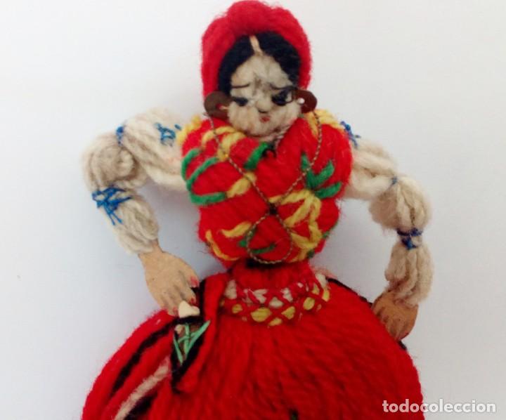 Mu&ntilde;ecas extranjeras: MU&Ntilde;ECA REALIZADA EN LANAS Y ROPA BORDADA, FINALES DEL SIGLO XIX - Foto 5