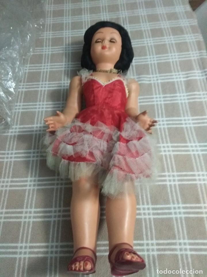 Mu&ntilde;ecas extranjeras: Preciosa mu&ntilde;eca de cart&oacute;n piedra - Foto 1