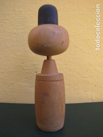 Mu&ntilde;ecas extranjeras: Mu&ntilde;eco japon&eacute;s Kokeshi. Madera. Con chonmage - Foto 4