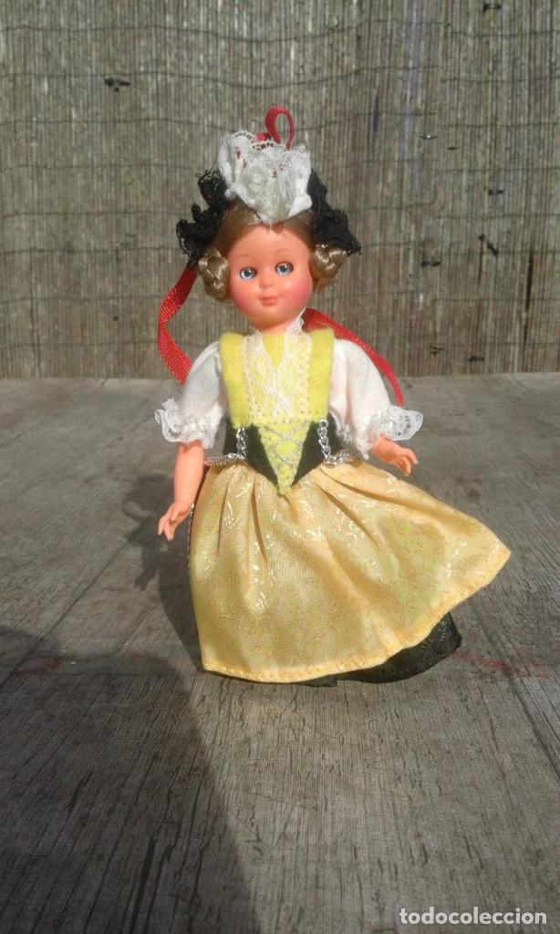 Mu&ntilde;ecas extranjeras: Mu&ntilde;eca traje regional - Foto 1