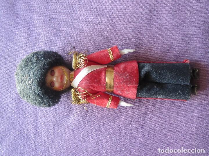 Mu&ntilde;ecas extranjeras: soldado - Foto 1