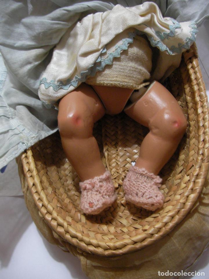 Mu&ntilde;ecas extranjeras: ANTIGUO MU&Ntilde;ECO CON CUNA CESTA DE MIMBRE - Foto 3