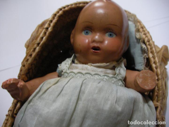 Mu&ntilde;ecas extranjeras: ANTIGUO MU&Ntilde;ECO CON CUNA CESTA DE MIMBRE - Foto 4