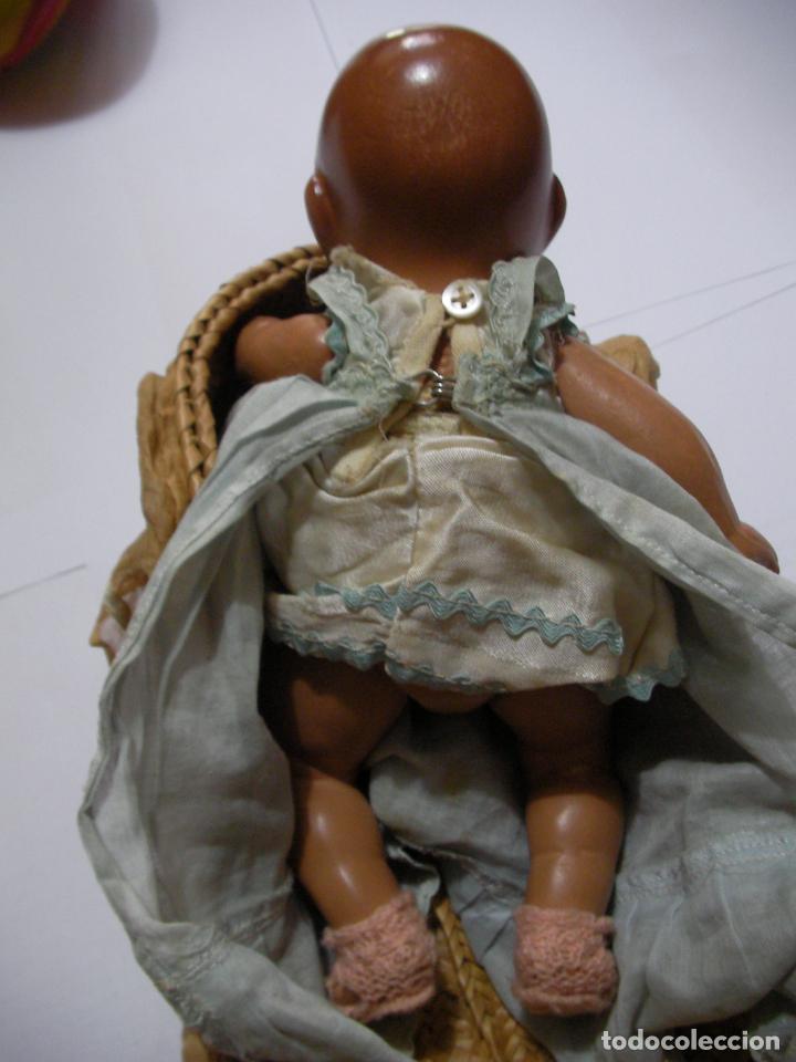 Mu&ntilde;ecas extranjeras: ANTIGUO MU&Ntilde;ECO CON CUNA CESTA DE MIMBRE - Foto 5