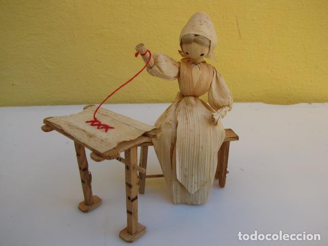 Mu&ntilde;ecas extranjeras: Mu&ntilde;eca checa bordando hecha con hojas de ma&iacute;z y madera - Foto 2